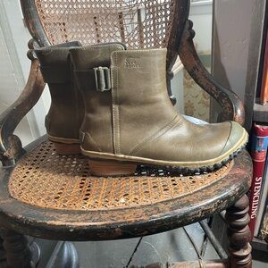 Sorel Olive Green Leather Ankle Boots with Buckle